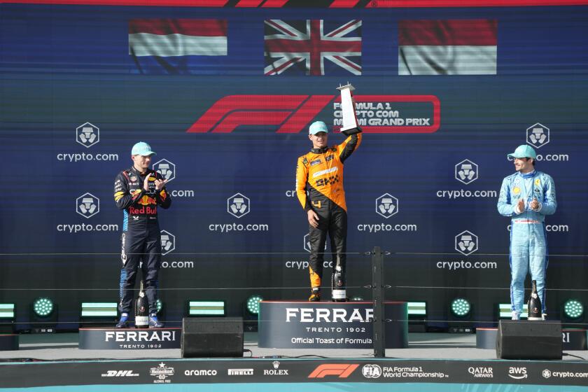 El piloto británico de Mercedes Lando Norris levanta el trofeo tras ganar el Gran Premio de Miami junto a Max Verstappen, segundo, y Charles Leclerc, tercero, el domingo 5 de mayo del 2024. (AP Foto/Wilfredo Lee)