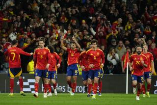 El volante español Rodrigo (centro) celebra tras marcar un gol de penal en el partido amistoso contra Brasil, el martes 26 de marzo de 2024, en Madrid. (AP Foté/José Bretón)