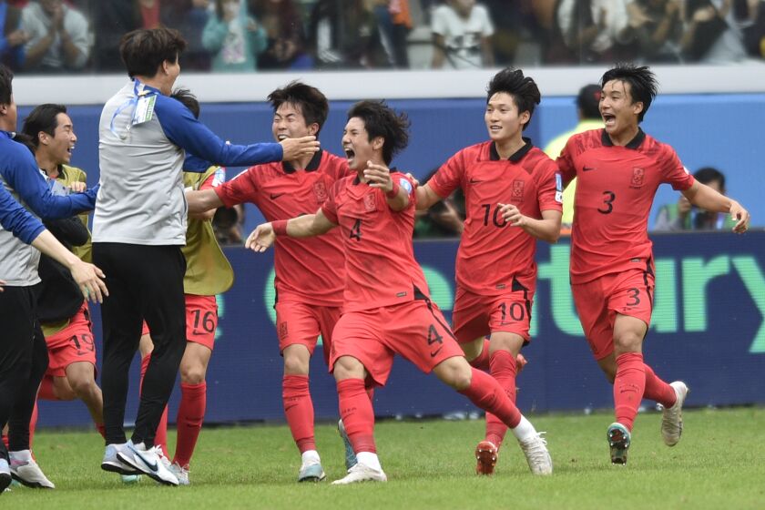Choi Seok-hyun (4), celebra con sus compañeros tras anotar el gol de la victoria 1-0 ante Nigeria en los cuartos de final del Mundial Sub20, el domingo 4 de junio de 2023 en Santiago del Estero, Argentina. (AP Foto/Gustavo Garello)