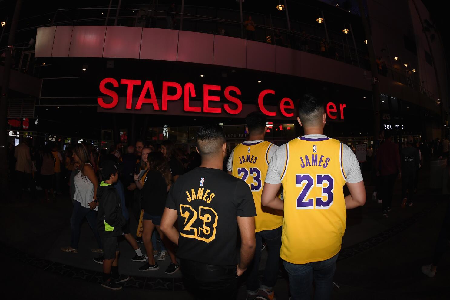 Lakers, Clippers set to allow limited fans at Staples Center in