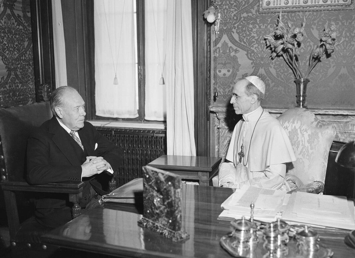 ARCHIVO - El enviado del presidente estadounidense Harry Truman al Vaticano, Myron C. Taylor, 