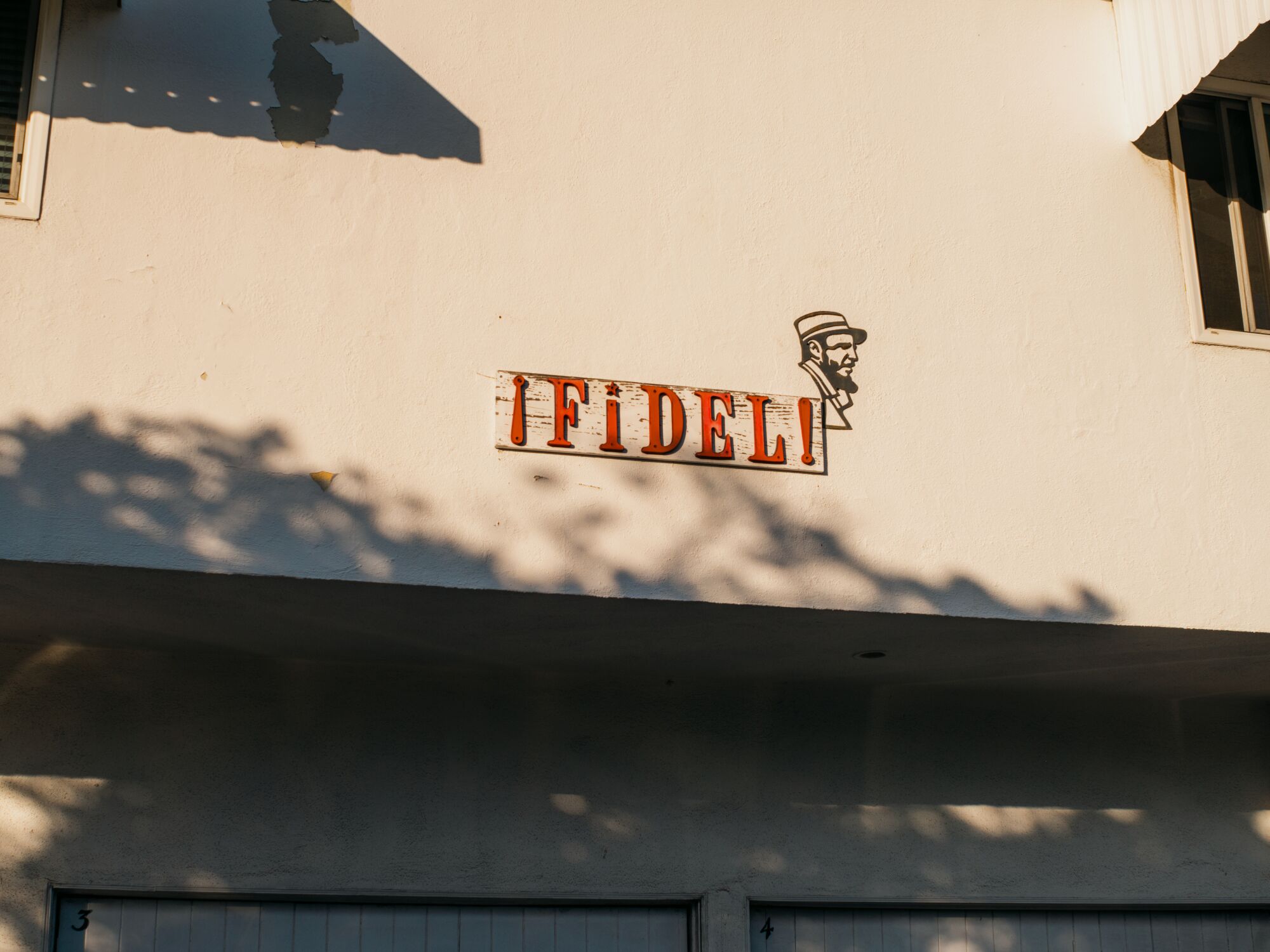 Apartment building sign that reads ”¡Fidel!”