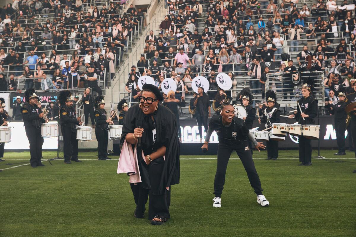 Brittany Howard y la rapera californiana Tia P, entonaron