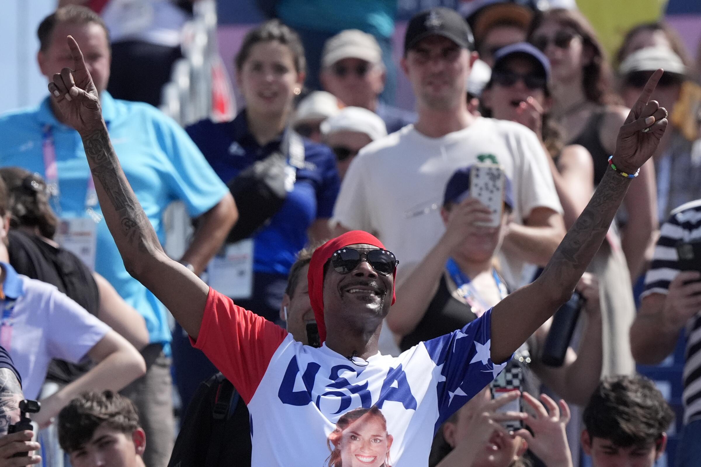 El artista estadounidense Snoop Dogg asiste a un partido de voleibol de playa femenino