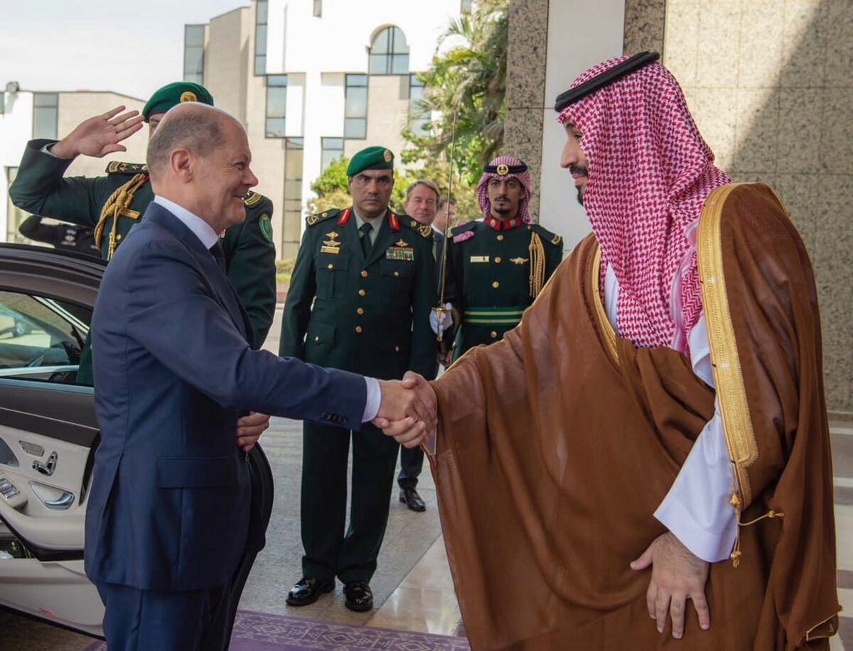 In this photo released by Saudi Press Agency, SPA, Saudi Crown Prince Mohammed bin Salman, right, shakes hands with Chancellor Olaf Scholz, after his arrival in Jeddah, Saudi Arabia, Saturday, Sept 24, 2022. (Saudi Press Agency via AP)