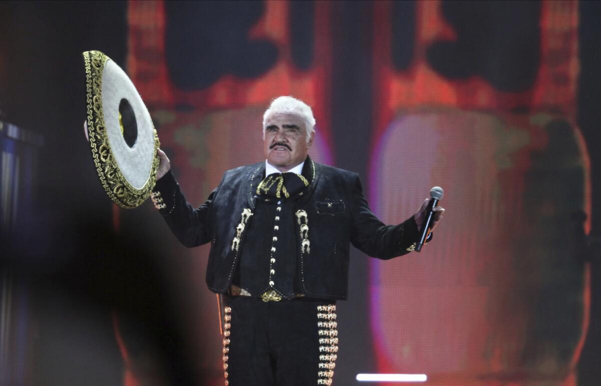 ARCHIVO - Vicente Fernández da un concierto en el Estadio Azteca