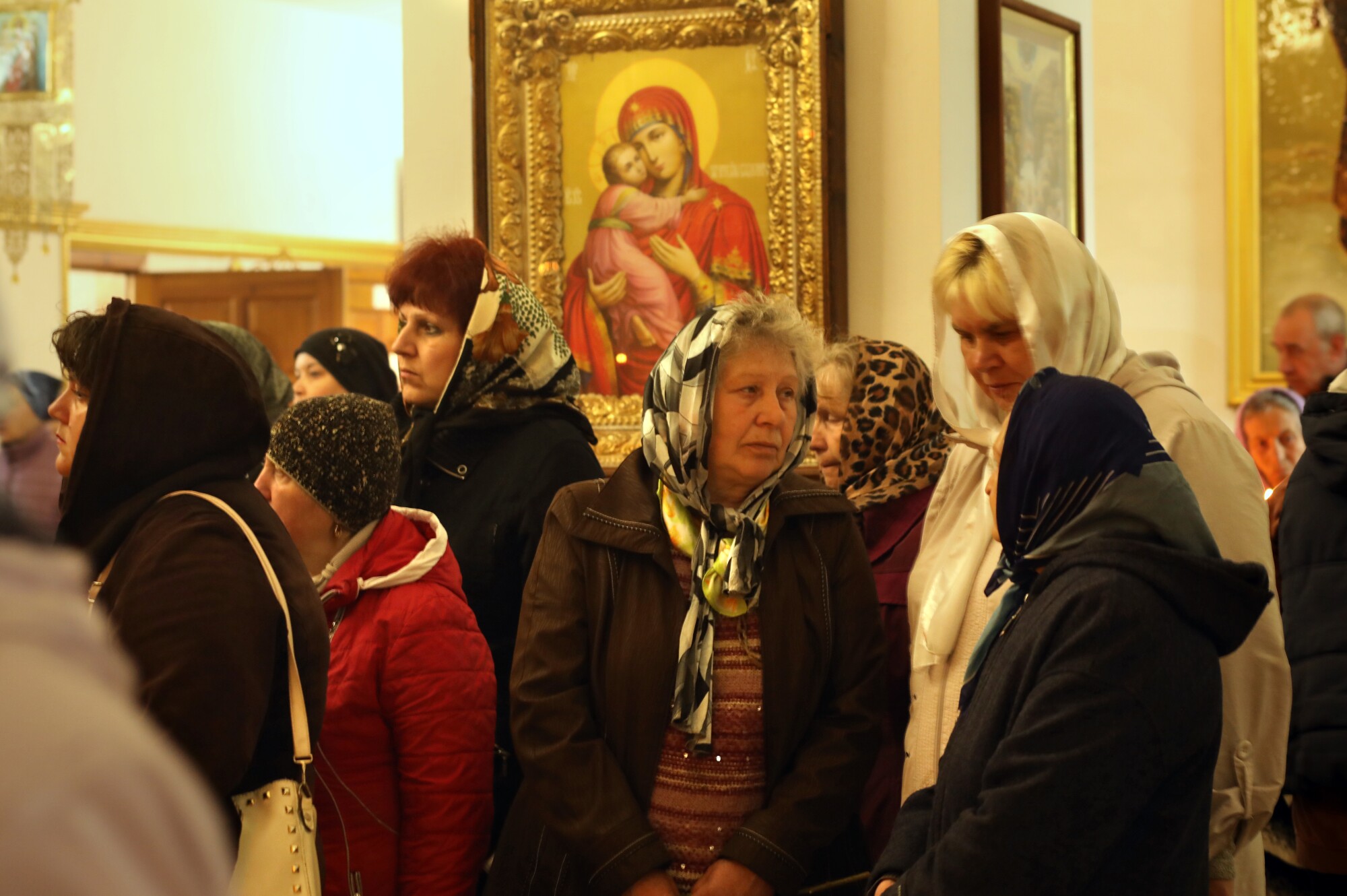 Ukrayna'da insanlar bir kilisenin içinde toplanıyor.