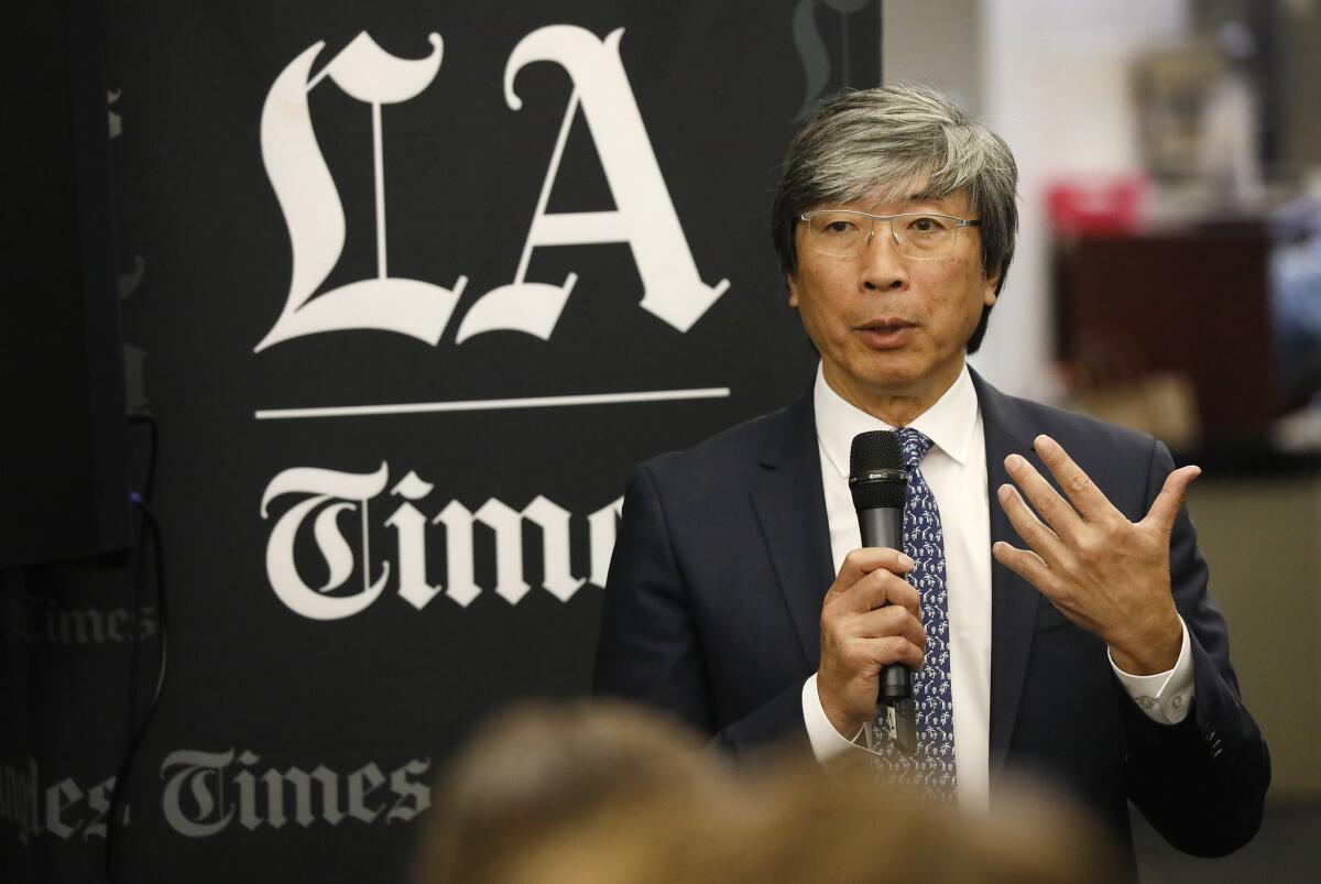 El Dr. Patrick Soon-Shiong habla con el personal de Los Angeles Times en junio de 2018 después de comprar el periódico.