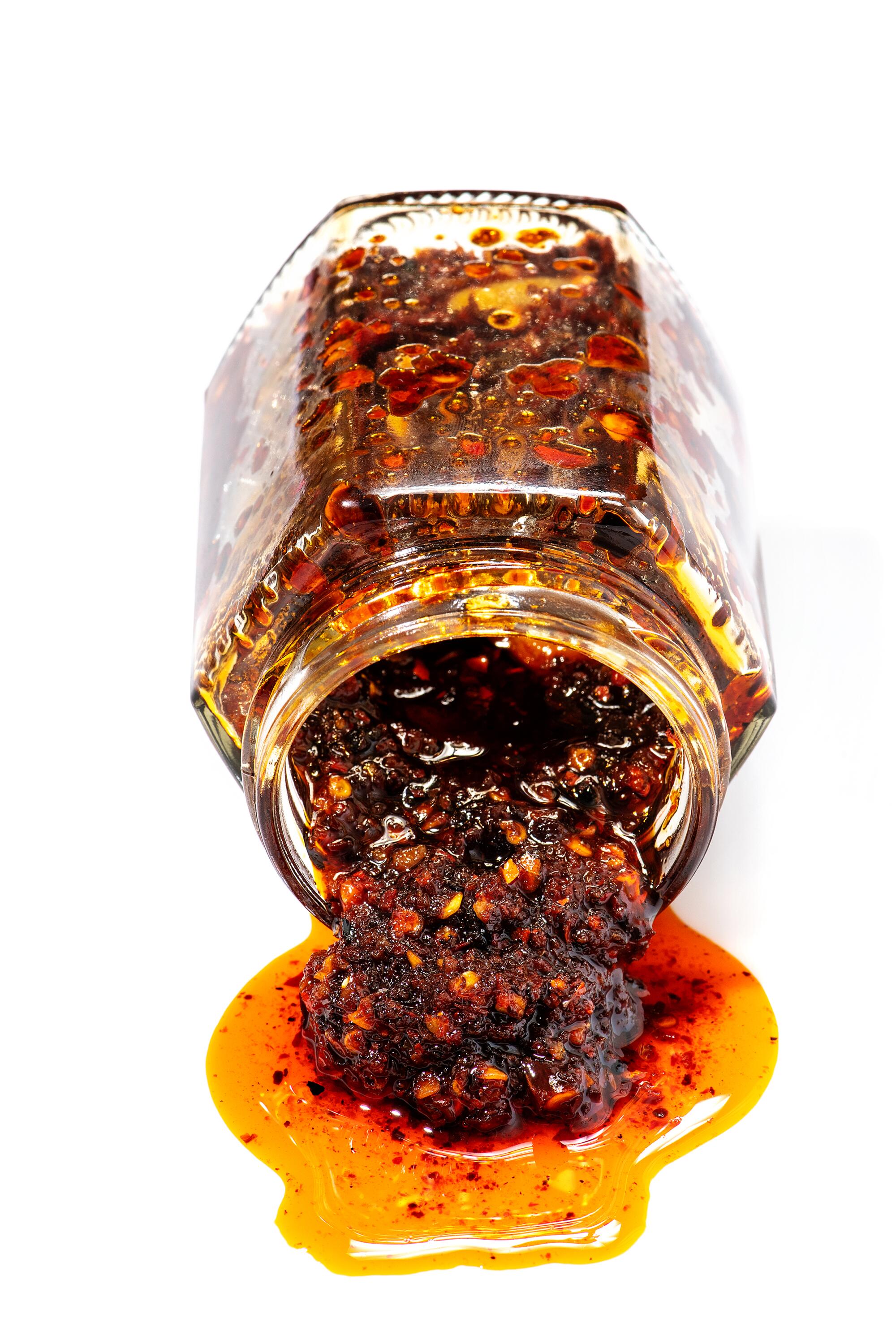 Un pot de sauce chili peut être trouvé sur la plupart des tables des restaurants servant des raviolis dans la vallée de San Gabriel.