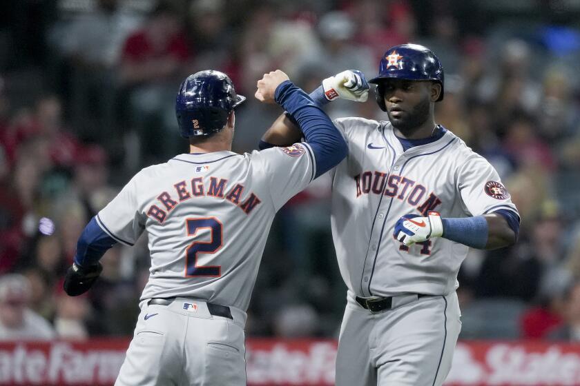 El cubano de los Astros de Houston Yordan Alvarez celebra su jonrón de dos carreras con Alex Bregman en la quinta entrada del juego ante los Angelinos de Los Ángeles el sábado 8 de junio del 2024. (AP Foto/Ryan Sun)