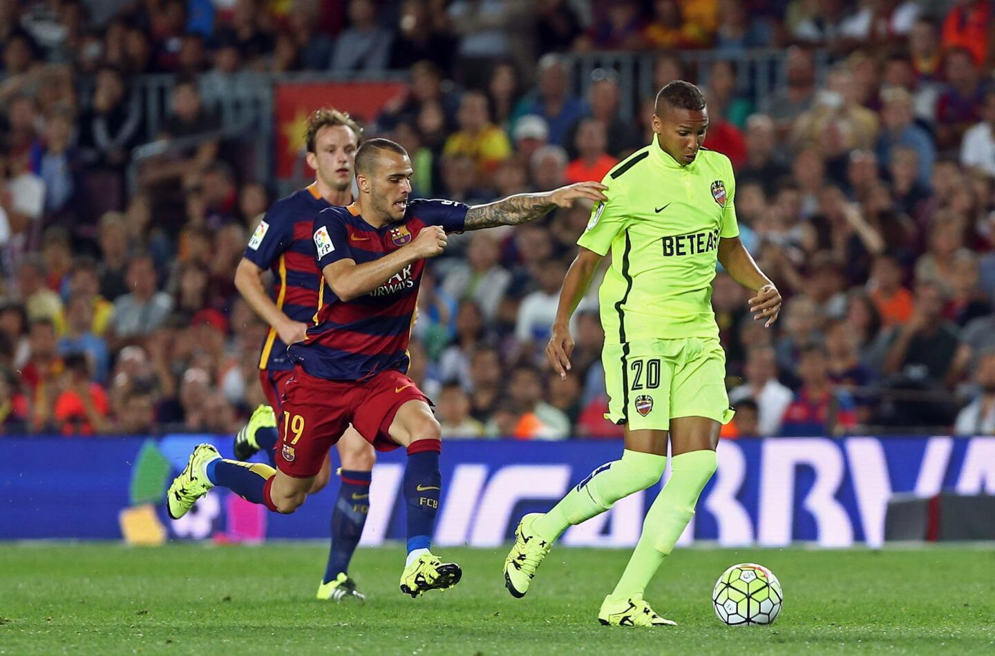 GRA674. BARCELONA, 20/09/2015.- El delantero del FC Barcelona Sandro Ramírez (i) disputa un balón con el delantero brasileño del Levante Deyverson Acosta (d), durante el partido de la cuarta jornada de Liga en Primera División que se disputa hoy en el Camp Nou, en Barcelona. EFE/Toni Albir ** Usable by HOY and FL-ELSENT Only **