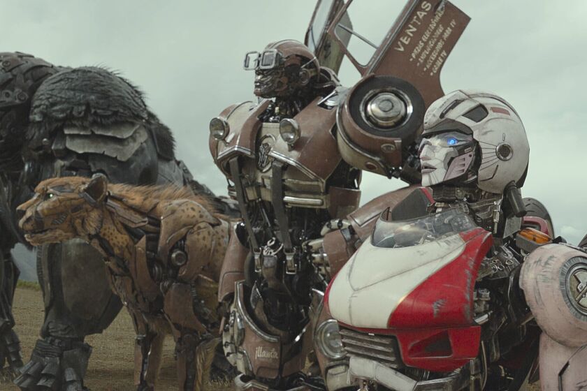 Esta imagen proporcionada por Paramount Pictures muestra Optimus Primal, Cheetor, Wheeljack y Arcee en una escena de "Transformers: Rise of the Beasts". (Paramount vía AP)