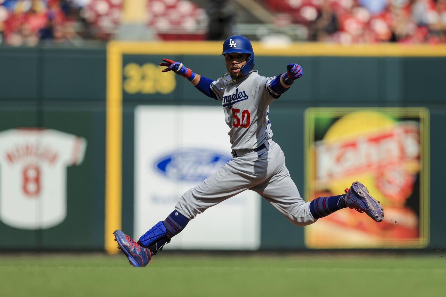 Reds sweep four from Dodgers for first time since Big Red Machine