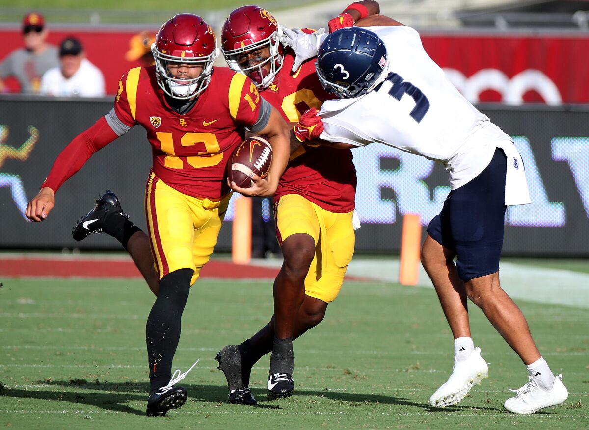 Le quart-arrière de l'USC Caleb Williams se bat pour des verges contre Rice le 3 septembre.