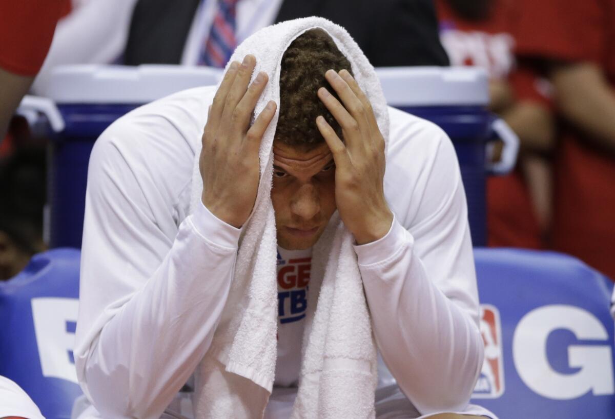 An injured Blake Griffin couldn't do much to help the Clippers against Memphis on Tuesday.