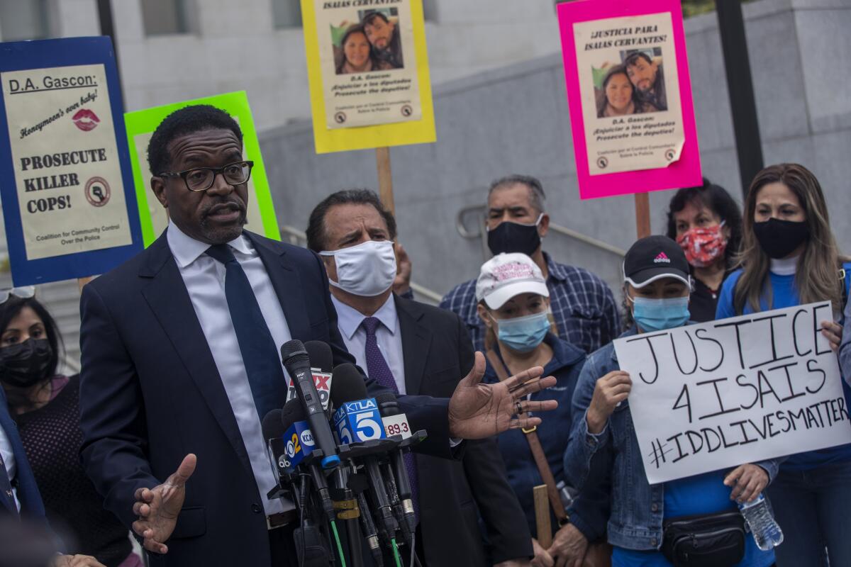 A man speaks at a lectern, with people wearing surgical masks standing behind him.