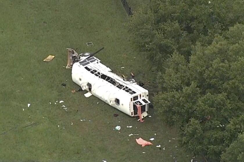 El personal de emergencia trabaja en la escena de un accidente mortal el martes 14 de mayo de 2024 en el condado Marion, Florida. (Foto, WFTS vía AP)