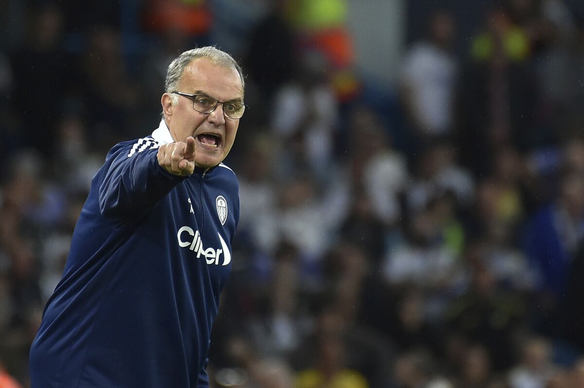 ARCHIVO - El técnico de Leeds Marcelo Bielsa durante el partido contra Liverpool en la Liga Premier inglesa