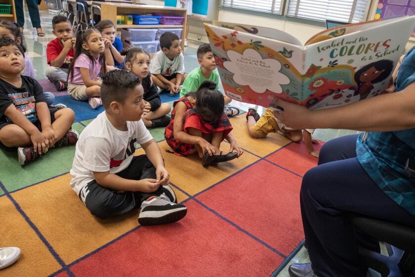 Valley Glen, CA - August 14: Dual language kindergarten teacher Lissette Sisco (CQ) reads to students at Coldwater Canyon Elementary on Monday, Aug. 14, 2023 in Valley Glen, CA. (Brian van der Brug / Los Angeles Times)