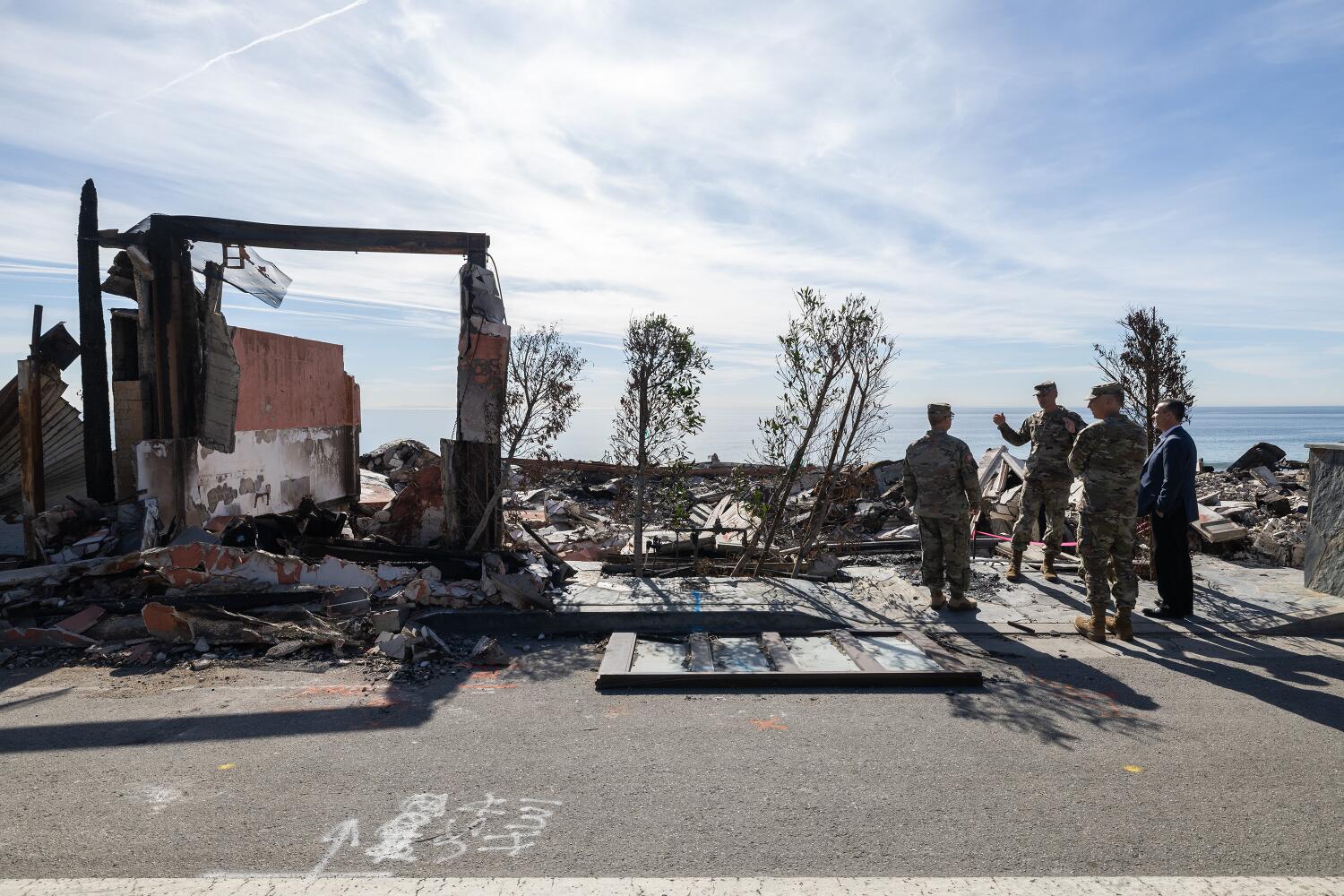 L'Army Corps of Engineers évalue les dégâts à Palisades et Eaton incendie 1 ?url=https%3A%2F%2Fcalifornia times brightspot.s3.amazonaws.com%2F02%2F19%2F719a0c3a40c7a414244efe1fcbcc%2F1492089 me paliades fire army corps engineers 04 mjc