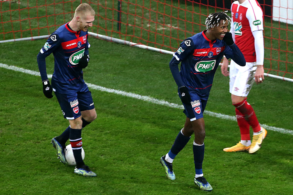 Valenciennes' French forward Kevin Cabral celebrates after scoring during the French Cup round-of-64 football match.