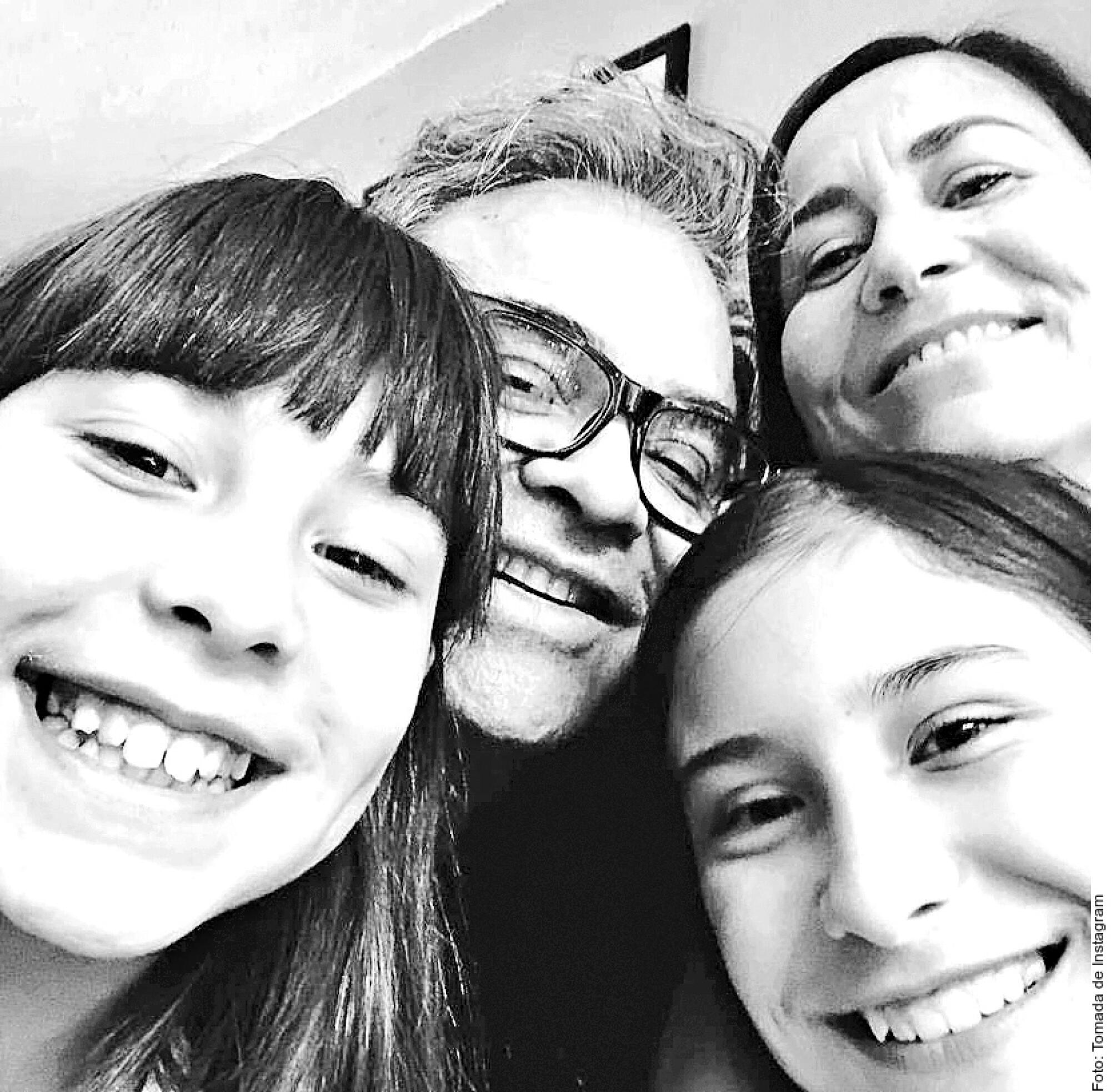 El rockero Joselo Rangelo con sus hijas, en quienes se inspiró para escribir "La Niña Aburrida".