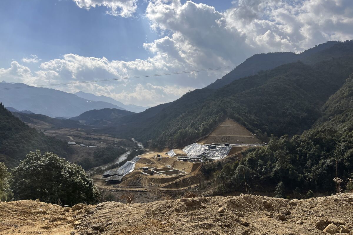 En esta foto de principios de 2022 provista por Global Witness, se abre una nueva mina de tierras raras 