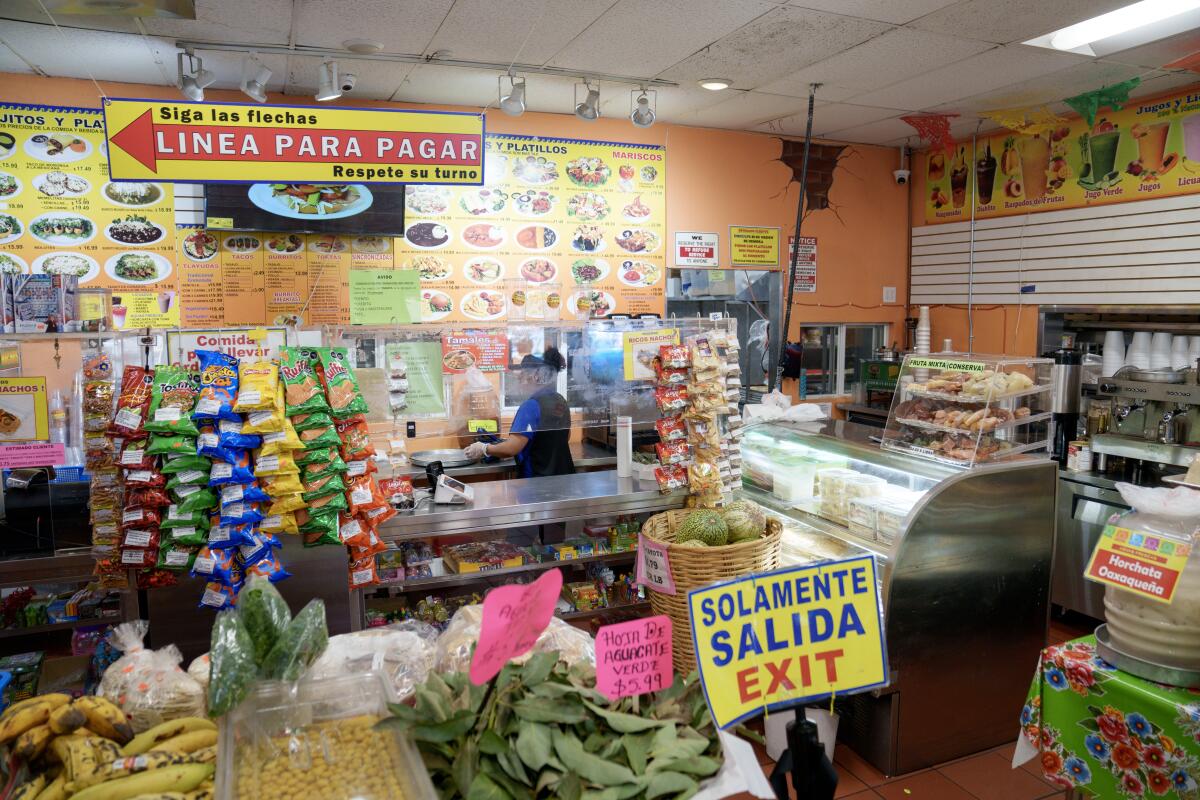 Arturo Aguilar convierte la venta de pan y verduras en toda una tienda de surtido.
