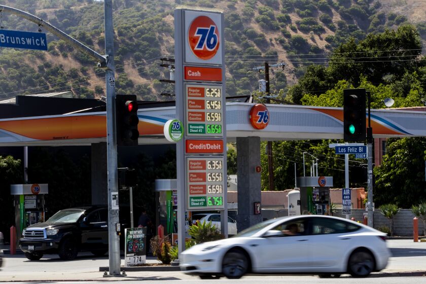 LOS ANGELES, CA - MAY 31, 2022: High gas prices continue at a 76 station off Los Feliz Boulevard on May 31, 2022 in Los Angeles, California.(Gina Ferazzi / Los Angeles Times)