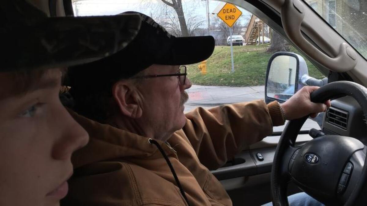 Bruce Goacher, de lado derecho, conduce su camión de remolque en Davenport, Iowa, con su hijo, Alan. Es un fuerte partidario de Donald Trump.