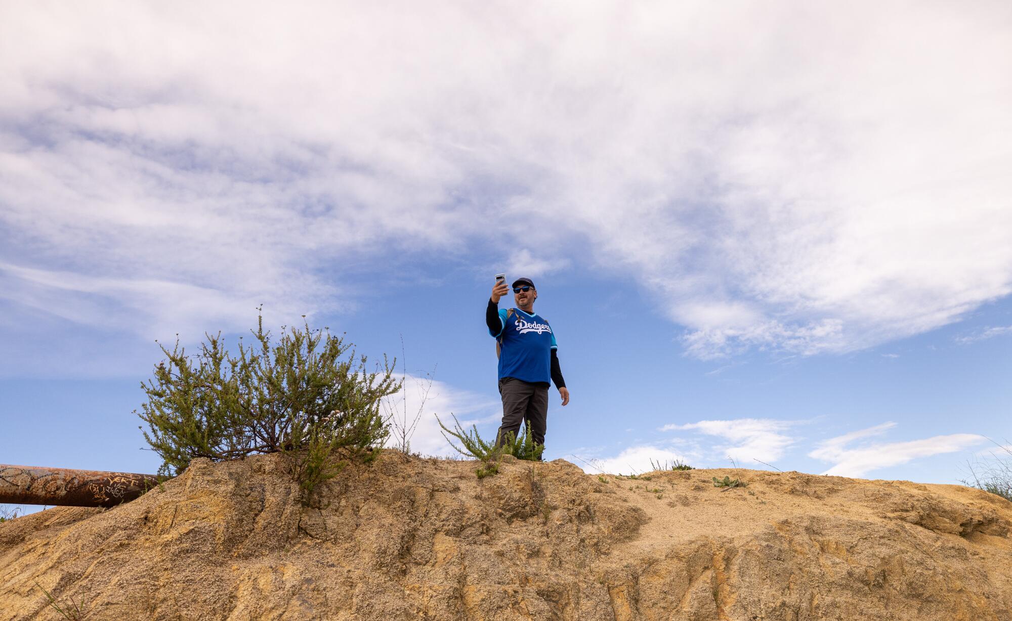 Турист поднялся наверх, чтобы увидеть с высоты птичьего полета участников Dodgers Blue Hiking Crew.
