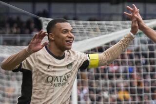 Kylian Mbappé celebra tras marcar el segundo gol del Paris Saint-Germain ante Lorient en la liga francesa, el miércoles 24 de abril de 2024. (AP Foto/Michel Euler)