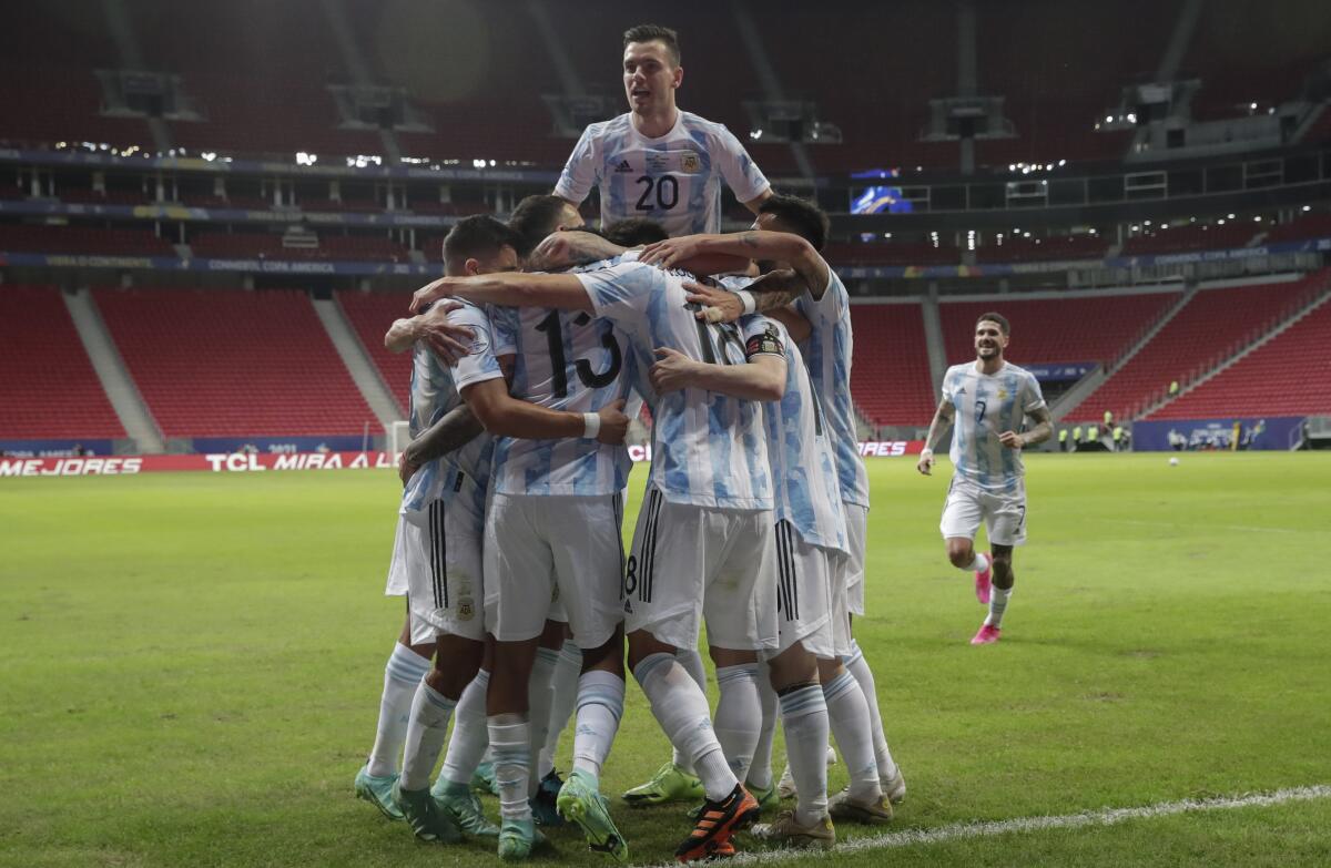 Los jugadores de Argentina celebran el primer gol en el partido ante Uruguay.