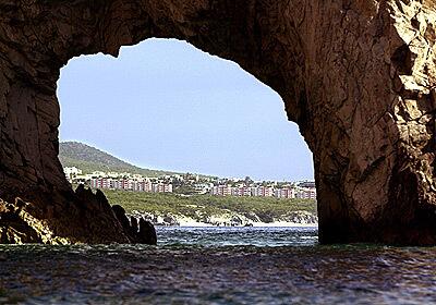 El Arco frames the developing shores of Los Cabos, which has seen a 30% increase in hotel rooms in five years.