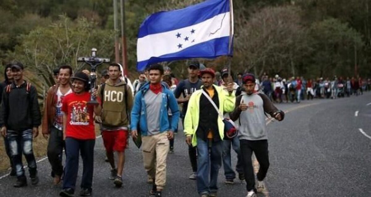Más de 1,000 personas salieron desde San Pedro Sula, Honduras el miércoles, luego se han sumado otros grupos.