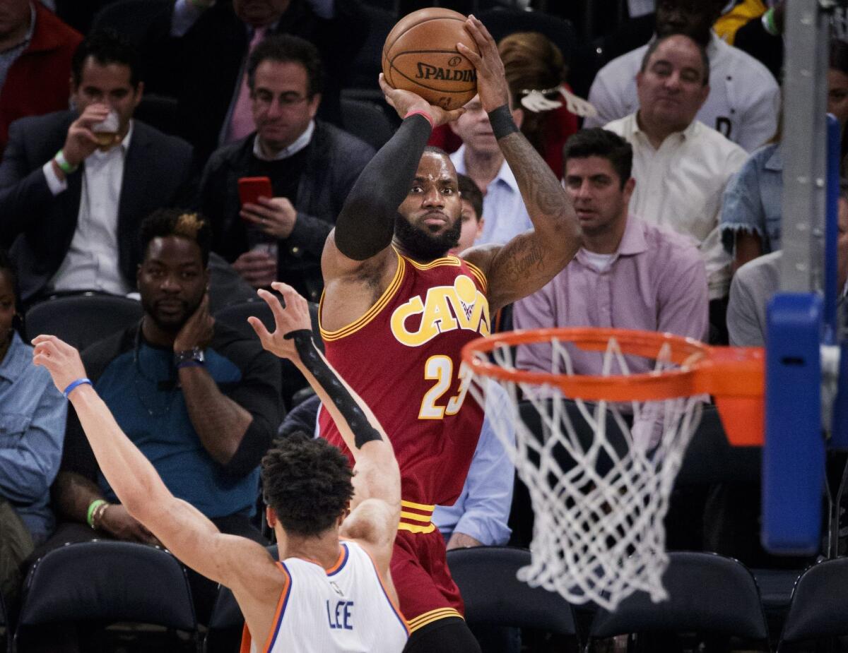 LeBron James de los Cavaliers de Cleveland, lanza sobre Courtney Lee de los Knicks de Nueva York el miércoles 7 de diciembre de 2016, durante un juego de la NBA en el Madison Square Garden de Nueva York.