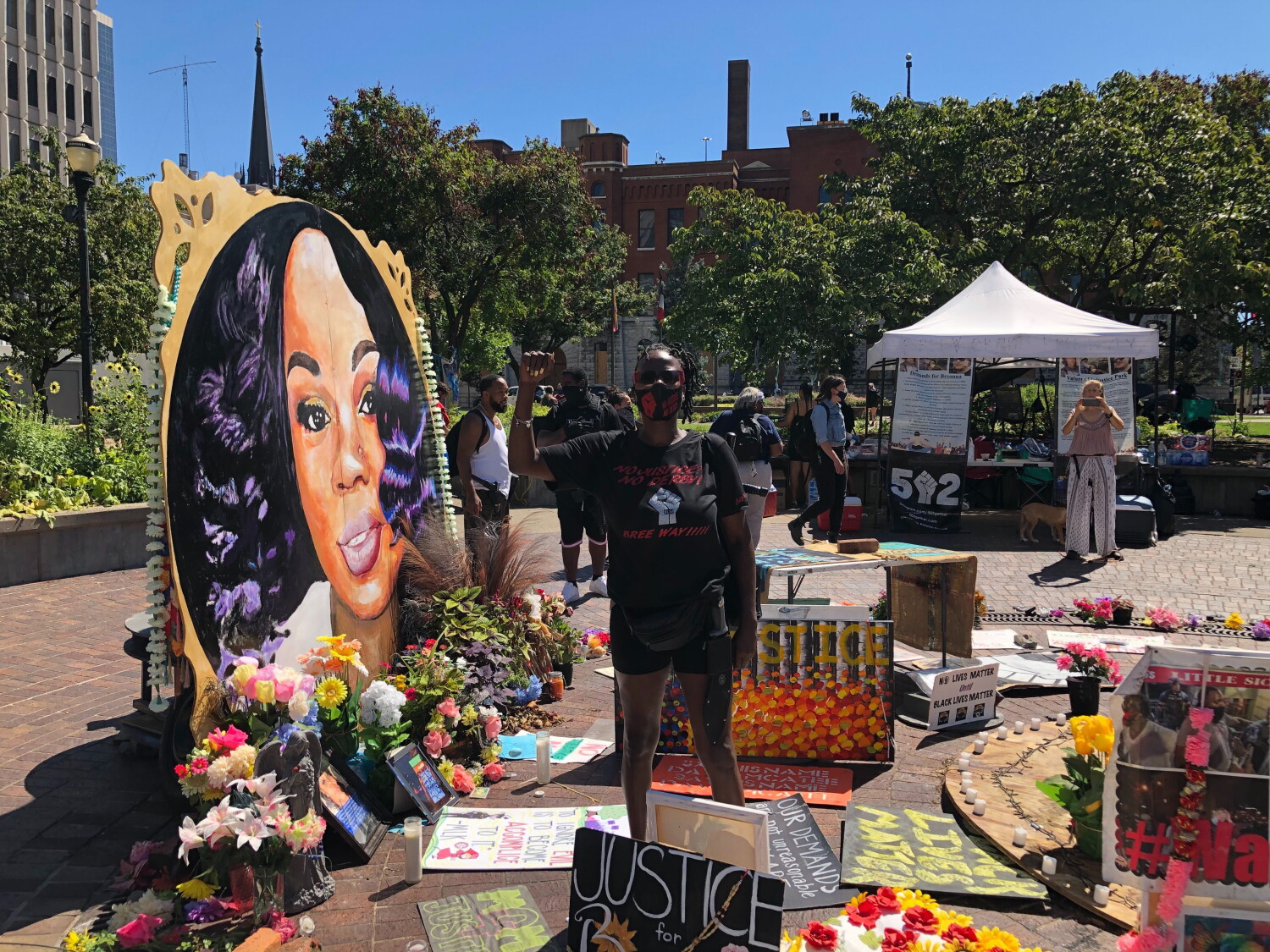 Militias descend on Louisville for 'No justice, no Derby' Breonna Taylor protest