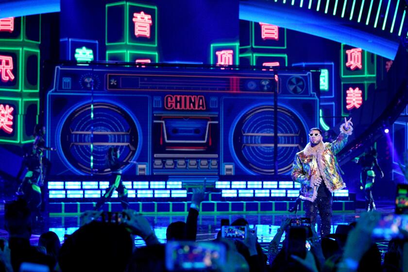 Anuel AA en el escenario durante los Latin American Music Awards en el Dolby Theatre.