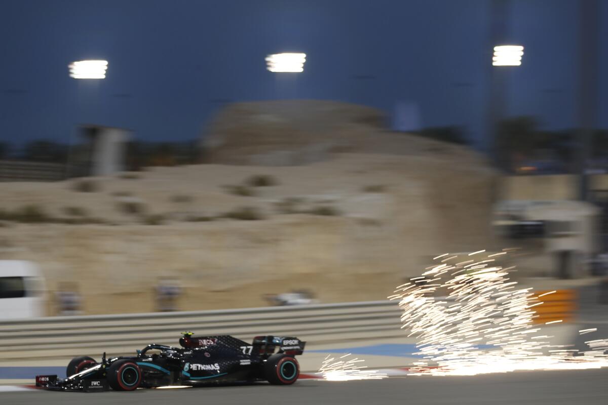 El piloto Valtteri Bottas del equipo Mercedes durante un entrenamiento en el circuito de la Fórmula Uno en Sakhir, Bahréin. (Hamad Mohammed, Pool vía AP)