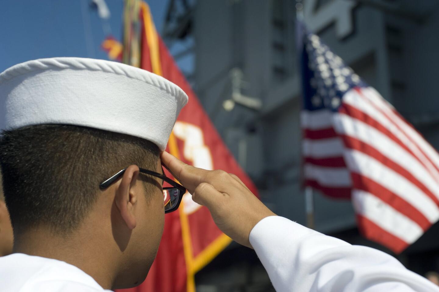 Un marinero de la marina estadounidense promete lealtad a EEUU en una ceremonia de naturalización para personal militar estadounidense nacido en el extranjero y sus cónyuges en el portaaviones USS Midway, en San Diego, California.