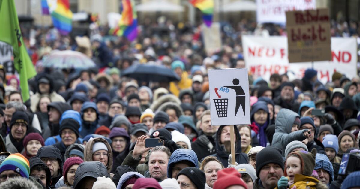 Tausende Menschen, darunter auch die Kanzlerin, protestieren gegen die extreme Rechte in Deutschland