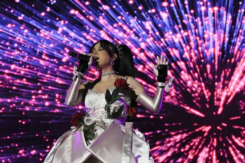 La cantante mexicana Denisse Guerrero de Belanova durante su concierto en el Festival Vive Latino en la Ciudad de México el sábado 16 de marzo de 2024. (Foto AP/Ginnette Riquelme)