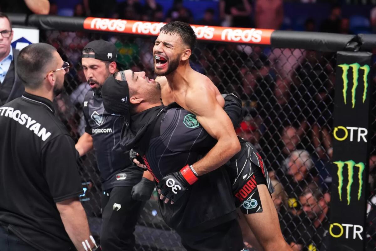 Yair Rodríguez hizo historia al vencer a Josh Emmett en la velada de UFC 284. Rodríguez 