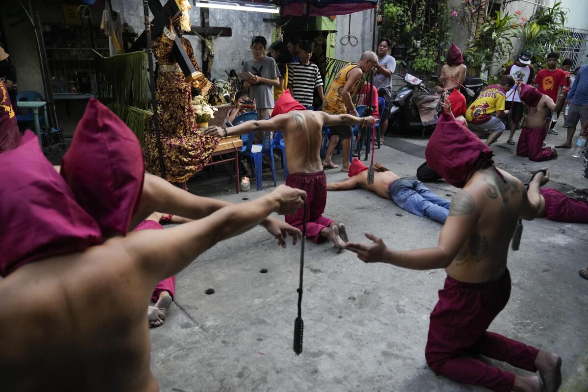 Devotos filipinos oran el Jueves Santo o para expiar sus pecados