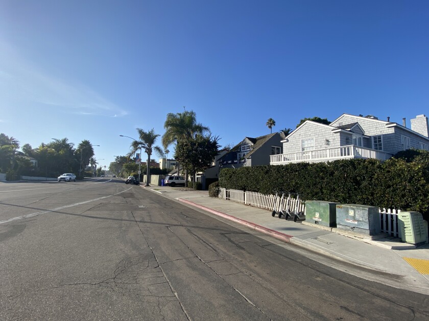 Benjamin Liem suggested swapping this red curb on La Jolla Boulevard with the gray curb at the alley further south.