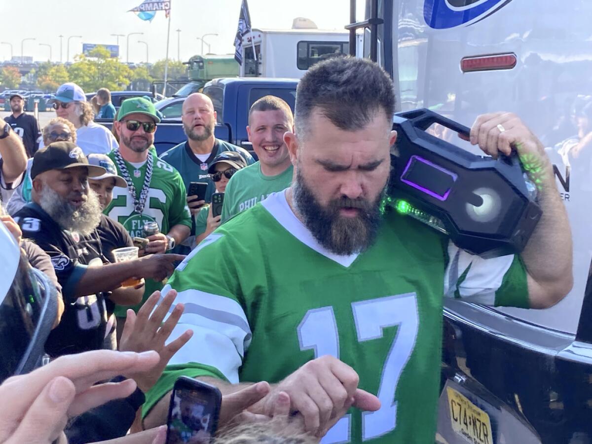 El centro retirado de los Eagles, Jason Kelce,