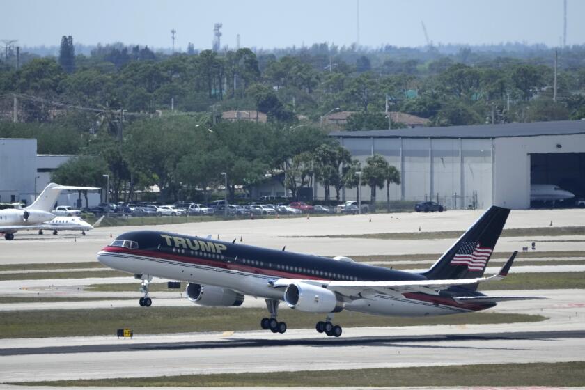 El avión que lleva al expresidente Donald Trump despega del Aeropuerto Internacional de Palm Beach en Florida, el 3 de abril de 2023. (Foto AP /Rebecca Blackwell)