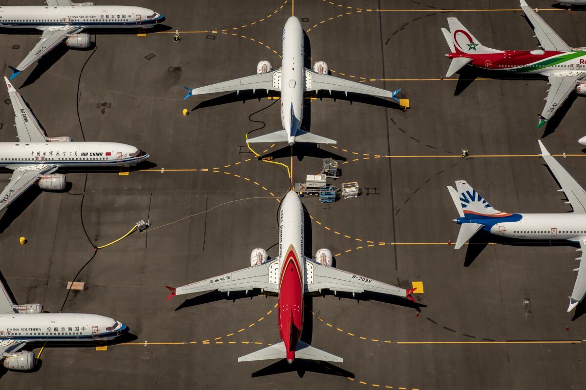  Arriba, aviones 737 Max aparcados en Seattle en julio de 2019.