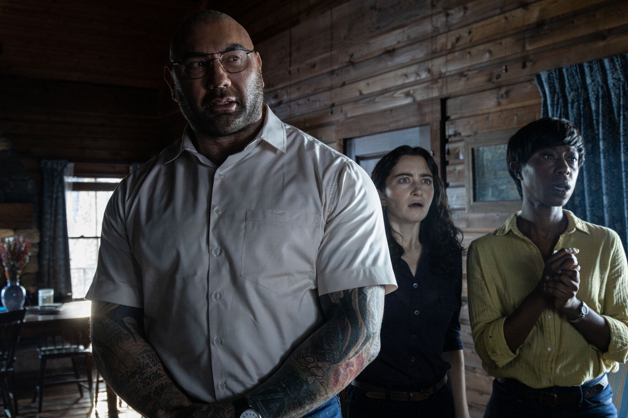 De izq. a der., Dave Bautista, Abby Quinn y Nikki Amuka-Bird en una escena de "Knock at the Cabin".