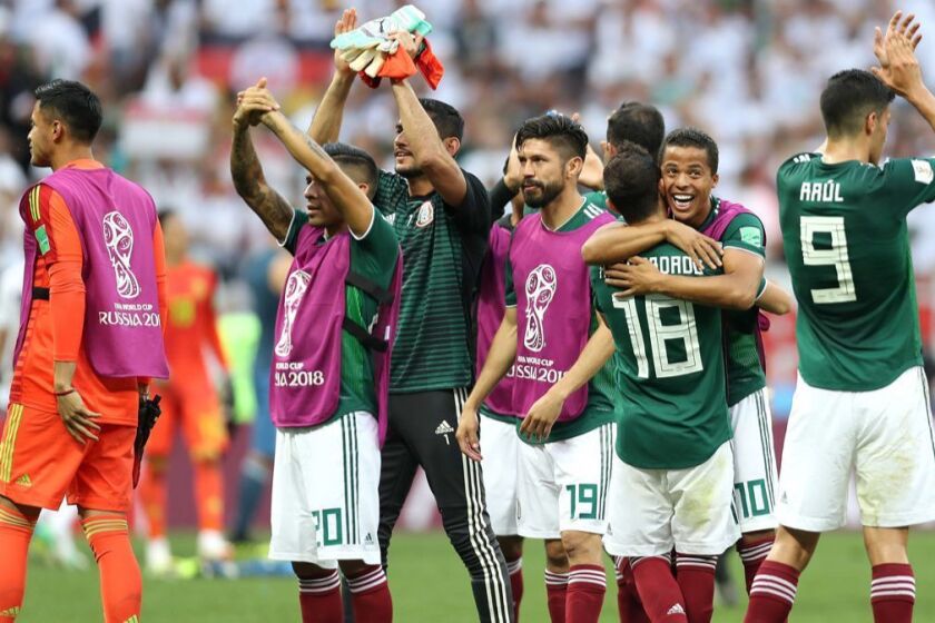 MOSCOW, RUSSIA - JUNE 17: Mexico players applaud fans following their sides victory in the 2018 FIFA World Cup Russia group F match between Germany and Mexico at Luzhniki Stadium on June 17, 2018 in Moscow, Russia. (Photo by Clive Rose/Getty Images) ** OUTS - ELSENT, FPG, CM - OUTS * NM, PH, VA if sourced by CT, LA or MoD **